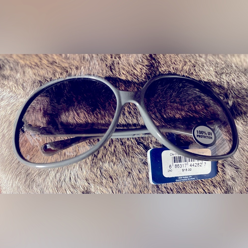 Falls Creek Oversized Gray Sunglasses with Gold Hardware